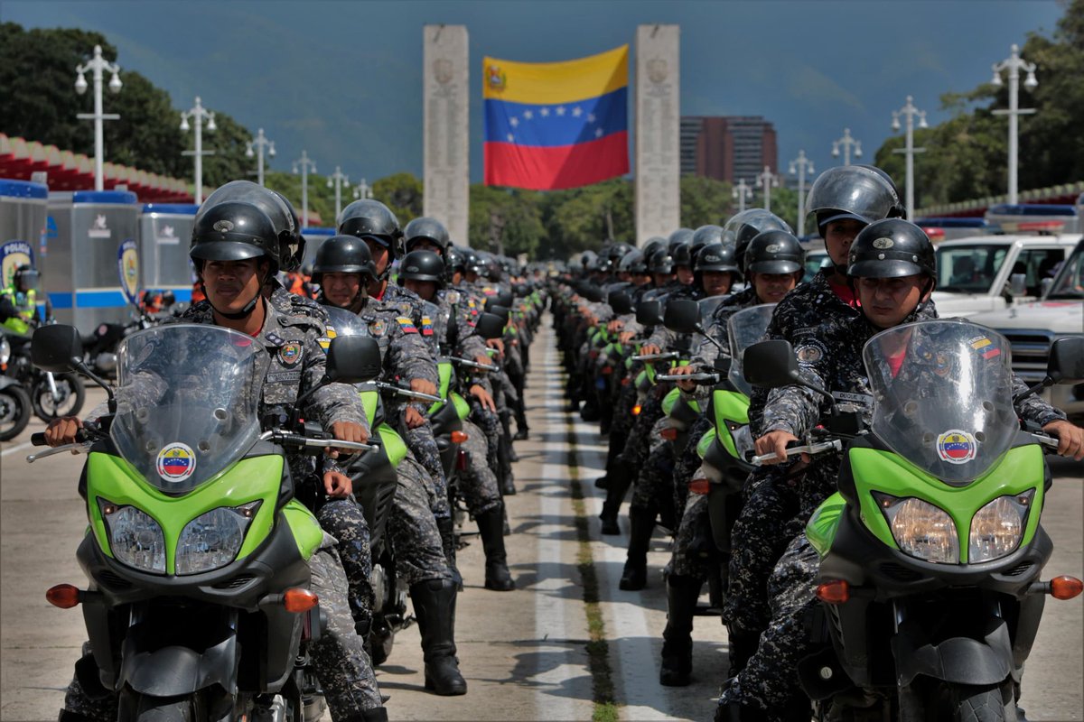 Los funcionarios policiales cuentan con la mejor formación en materia de Seguridad Ciudadana para garantizar la paz de nuestro pais.

#VenezuelaSegura