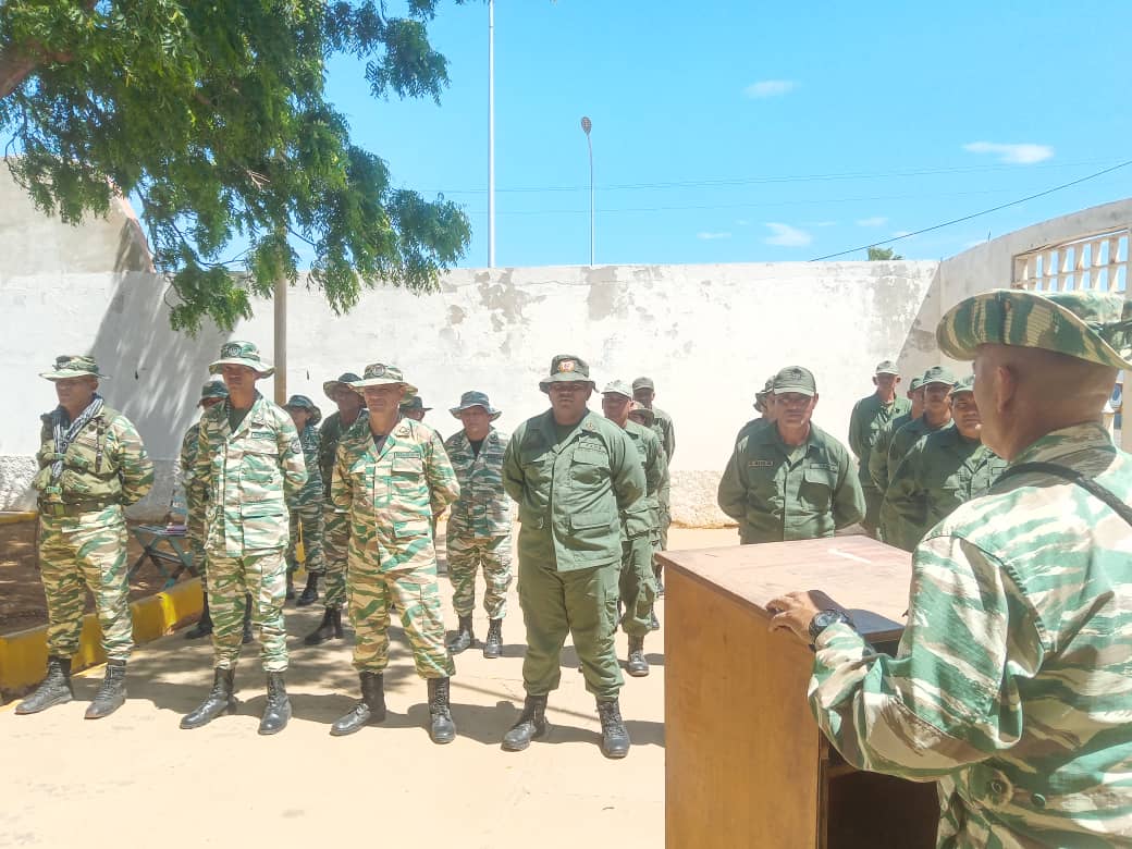 Hay ruido de sables en los cuarteles, hay ruido de palas y picos en las calles de cuamanacoa con las #Bricomiles en unión  y hermandad, así como hay ruido de rastrillos y chicoras en los campos, por la defensa de la #Patria contra la oligarquía criolla y los imperios genocidas!
