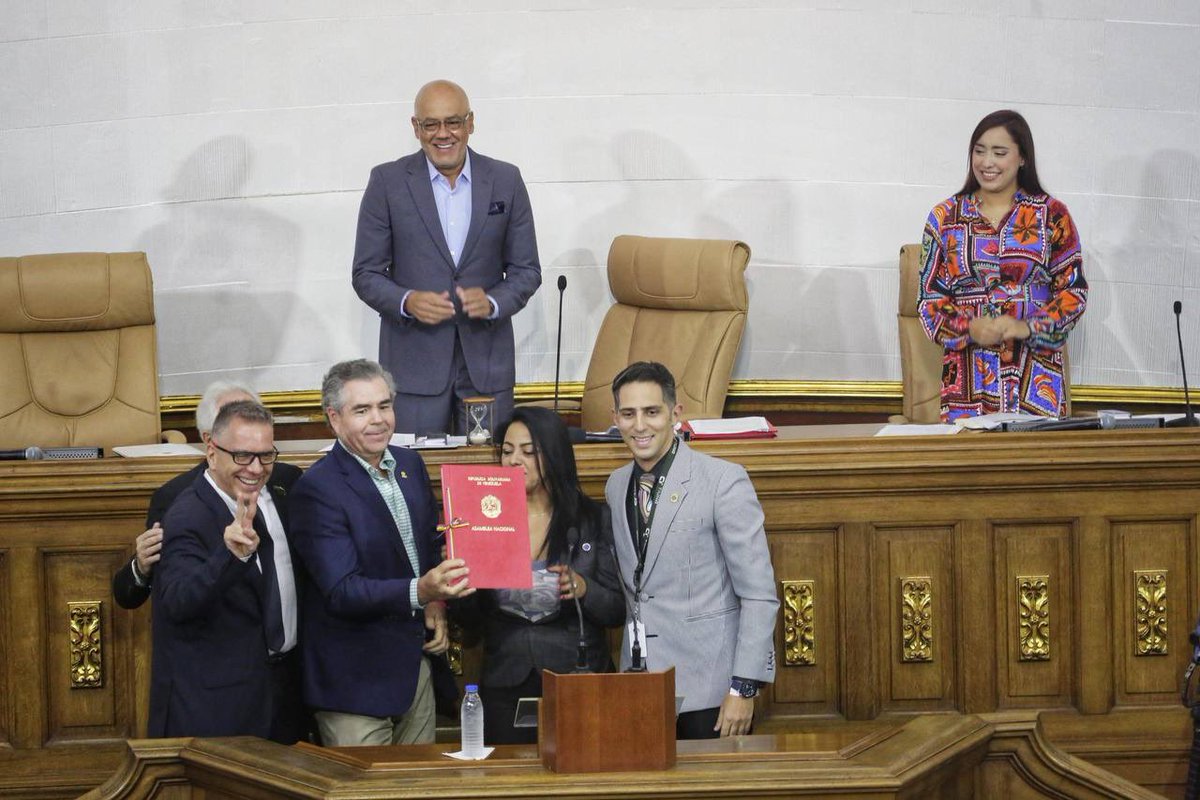 GmbnbtY's tweet photo. #Importante|| Asamblea Nacional Celebra la aprobación de la Ley de Fomento de las Exportaciones no Petroleras la cual dará el impulso al nuevo modelo económico productivo. No hay bloqueo que pueda con Venezuela.

@NicolasMaduro 
@GRaulparedes https://t.co/Gxts96lFPP