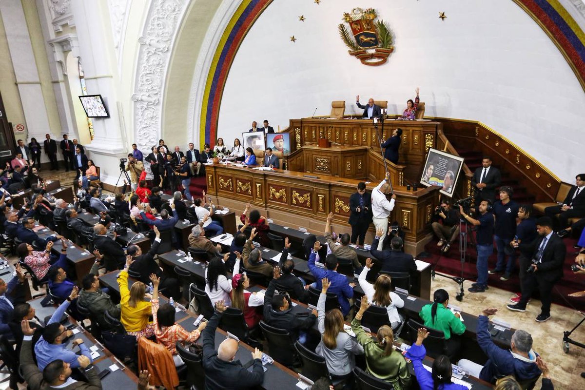 GmbnbtY's tweet photo. #Importante|| Asamblea Nacional Celebra la aprobación de la Ley de Fomento de las Exportaciones no Petroleras la cual dará el impulso al nuevo modelo económico productivo. No hay bloqueo que pueda con Venezuela.

@NicolasMaduro 
@GRaulparedes https://t.co/Gxts96lFPP
