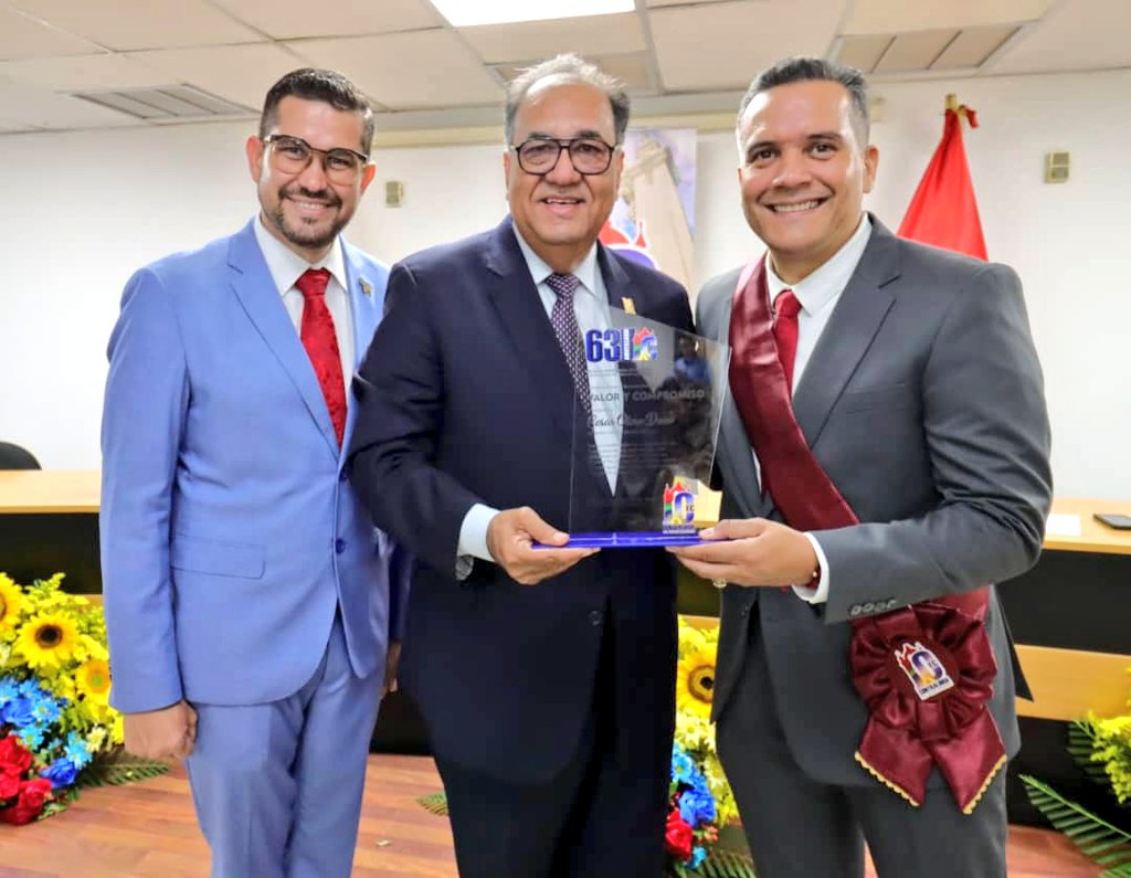 CEAragua's tweet photo. El Contralor del estado Carabobo Didalco Bolívar Rivas entregó un reconocimiento al Contralor de Aragua @CesarOteroDuno por su trayectoria y valioso aporte al fortalecimiento del Sistema Nacional de Control Fiscal. @CGRVenezuela @CECarabobo https://t.co/dSN4Iokl3t