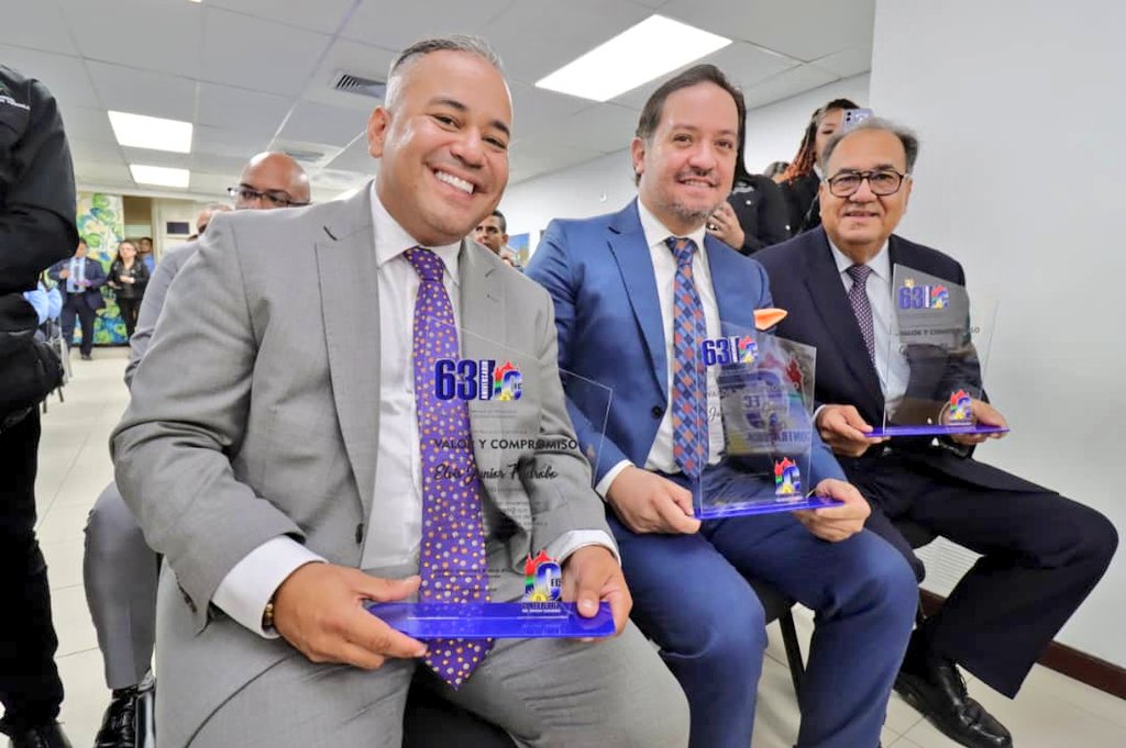 CEAragua's tweet photo. El Contralor del estado Carabobo Didalco Bolívar Rivas entregó un reconocimiento al Contralor de Aragua @CesarOteroDuno por su trayectoria y valioso aporte al fortalecimiento del Sistema Nacional de Control Fiscal. @CGRVenezuela @CECarabobo https://t.co/dSN4Iokl3t