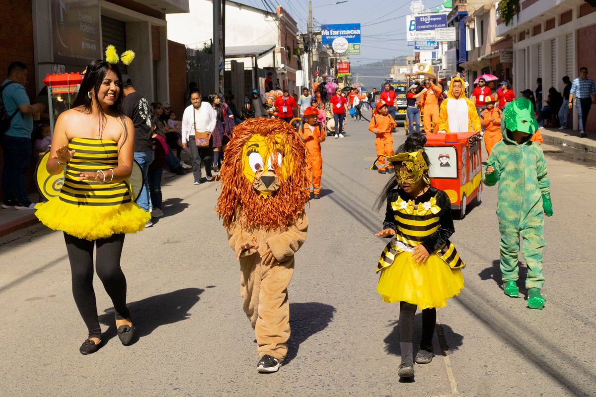 Radio1gt's tweet photo. #FiestasJulias2024 
Finalizan los desfiles escolares de #FiestasJulias2024 y acá les compartimos la galería de fotografías del desfile de nivel pre-primario del área rural, llevado a cabo este día.

@Radio1gt
#ContenidoEntretenimientoConValor https://t.co/0NJ86yFuu3