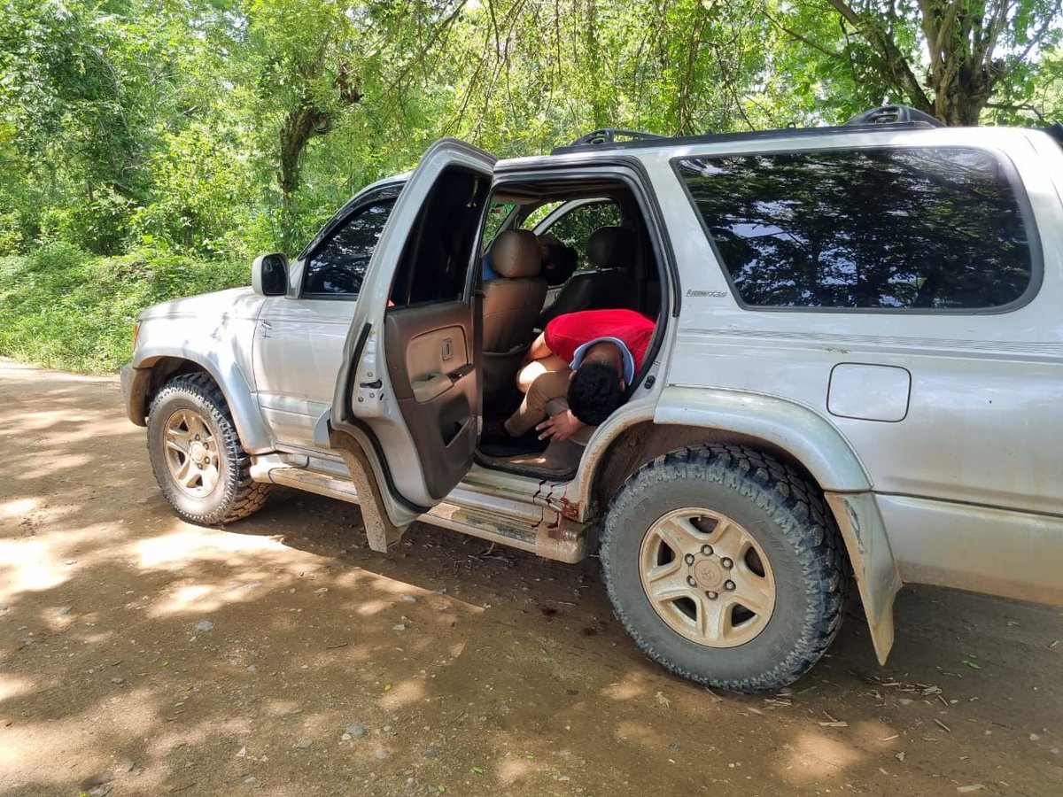 MTMInformativo's tweet photo. #MTMI Triple crimen en Olancho. 
Sicarios le quitan la vida a tres ocupantes de una camioneta en Santa María del Real en Olancho. Noticia en desarrollo. https://t.co/L0a3dimsG4