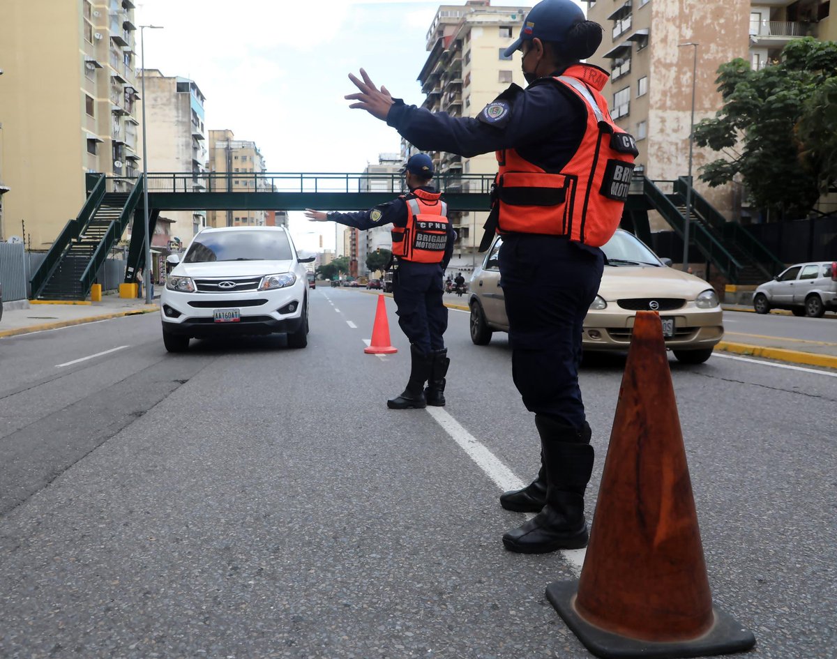 Durante los actos con motivo del Día del Policía el Presidente Nicolás Maduro recalcó la reducción de los índices delictivos a través de la unión Civico-Militar-Policial que consolida el Estado con la Gran Misión Cuadrantes de Paz. 🇻🇪
#VenezuelaSegura
#JuntosPorLaVidaYLaPaz