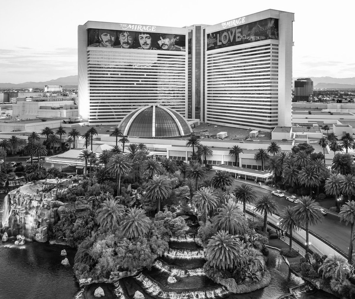 VegasIssues's tweet photo. The Mirage is officially closed. 🚨 https://t.co/qSRCHD90KO