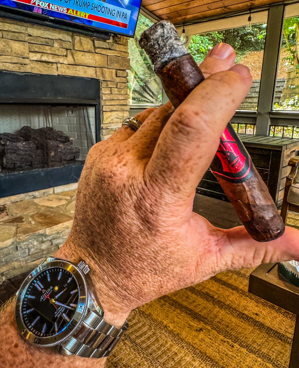 stogiedad's tweet photo. Keeping the work day going with a @SinistroCigars #MrRed.  Really a fantastic #cigar!  #nowsmoking #CigarLife #BOTL #watchoftheday #Alpina https://t.co/tTSw16hdiD