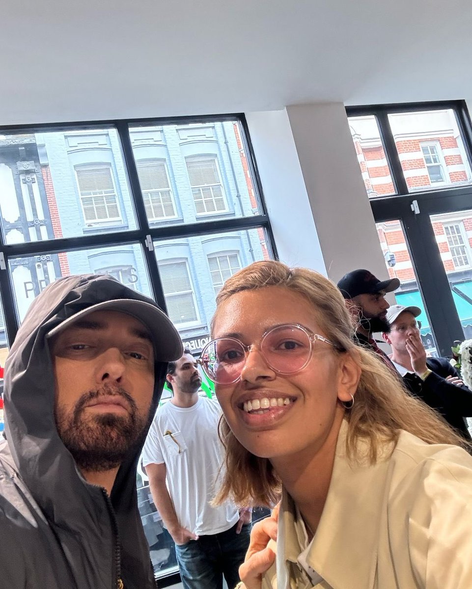 Shadyind's tweet photo. Eminem hugging a fan after a little chat.🫂 https://t.co/AT2SqXxhpX