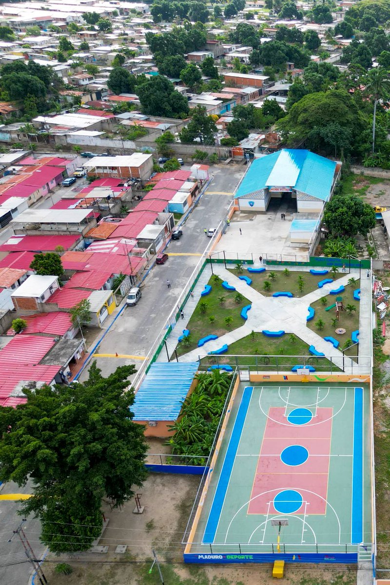 _LaAvanzadora's tweet photo. Dentro del Urbanismo Canaima de la Comuna María León de la parroquia Pedro Arévalo Aponte se entregó:

-Simoncito Gotitas de Amor.
-Centros Bolivarianos de Informática y Telemática (CBIT).
-Parque Infantil.
-Plaza Educativa Hugo Rafael Chávez Frías.
-Cancha Deportiva Canaima https://t.co/N1uBEPY3LD
