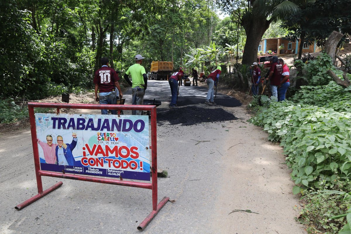 apuertocabello's tweet photo. Avanza la aplicación de asfalto (bacheo) en la vialidad hacia San Esteban pueblo de la parroquia Bartolomé Salom, mejoras viales Plan de Asfaltado Nacional, gracias presidente @NicolasMaduro Gob. @rafaellacava10 y la gestión del Alcalde @JCbetancourt72 #JuntosTodoEsPosible #17jul https://t.co/2qlKNbLgAv