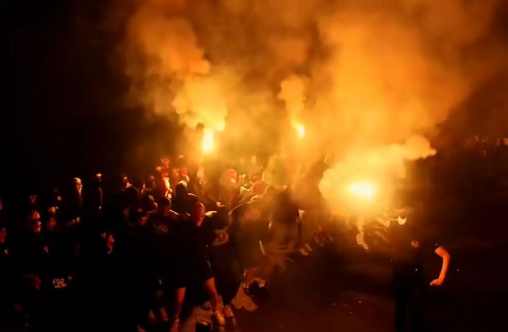 Ultramaniatics's tweet photo. La Tribuna Sever encendió la pretemporada del Slavia Praga 🔥🔥🔥
📸 @TRIBUNA_SEVER 
🇨🇿 16.07 https://t.co/WPwLHkefW2