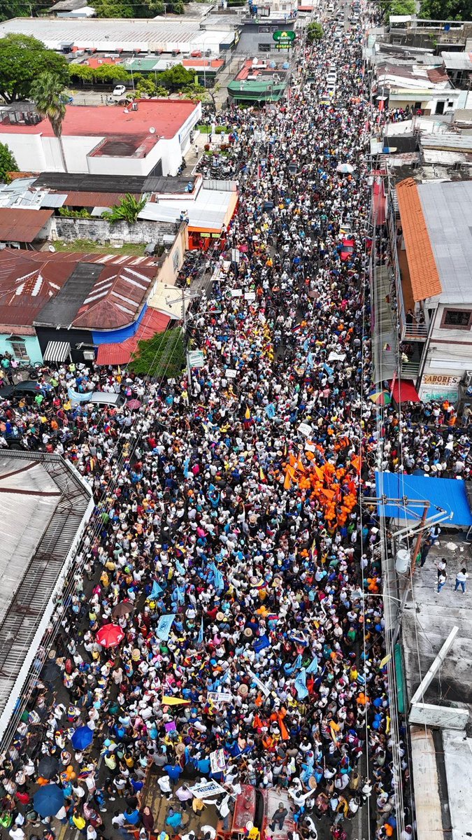 ConVzlaComando's tweet photo. ¡Así está la avenida Unda de Guanare para encontrarse con @MariaCorinaYA! 

Con fuerza, en la calle, seguimos defendiendo nuestro derecho a elegir. 

El 28 de julio todo el mundo con @EdmundoGU. 

#VamosAGanar https://t.co/y5eoYIrtN2