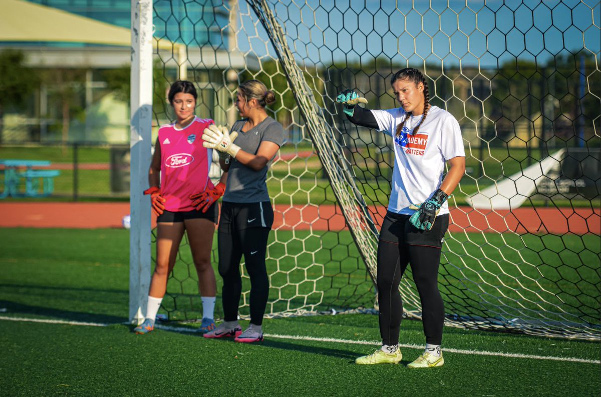 SierraRoseGK08's tweet photo. Another great GK session at @CollegeSoccerID and a great training session with @HCUWSoccer!! Thank you @callmecoachQ and @CoachGusMota!! #commitmentcounts #GK2026
@coachkevincross
@RiseSoccerClub
@Rise08G
@ImYouthSoccer
@ImCollegeSoccer https://t.co/QO8haSRsfn