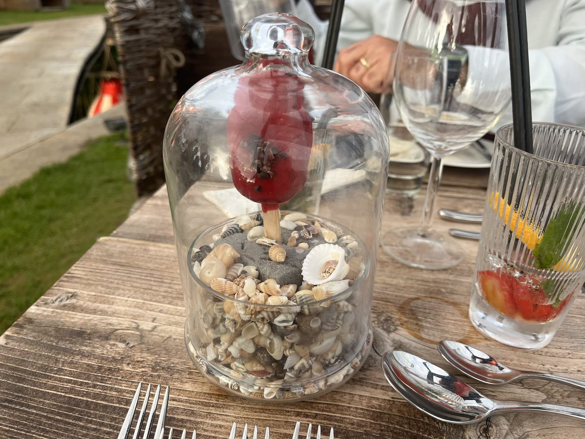 sl_leigh's tweet photo. Lovely evening @TheGroveHotel beautiful dinner and exemplary service (and it was dry and not too cold) #feastoncloud9 balloons π https://t.co/KFUwDiPq9M