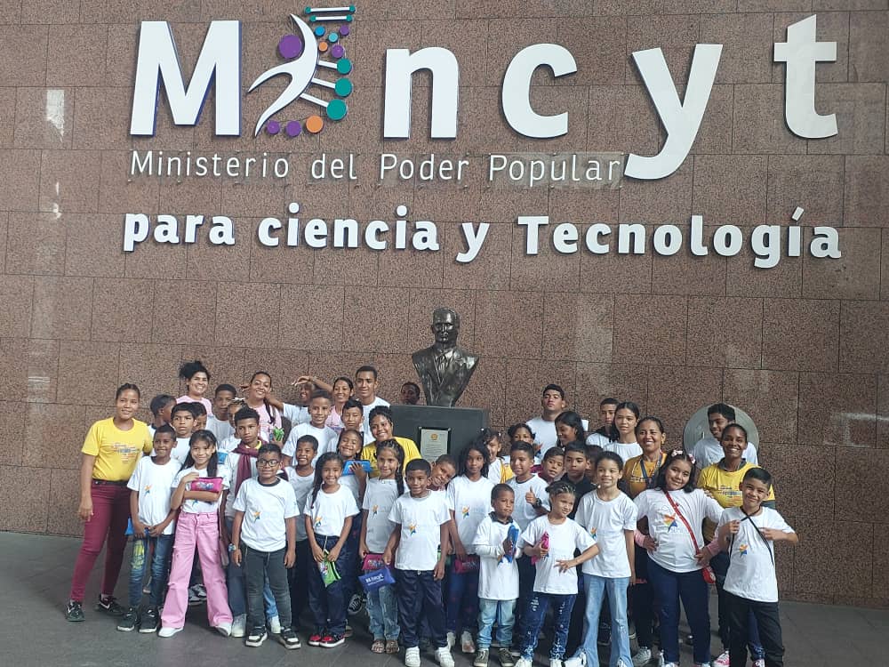 Gabrielasjr's tweet photo. Niños de la U.E. Andrés Bello, del sector Yaguapita de la parroquia Caucagua, municipio Acevedo, Edo. Miranda visitan el Museo de Ciencia y el @Mincyt 🧪🦒

Conociendo como trabajamos por una #CienciaParaLaVida https://t.co/hm1J0MD7P2