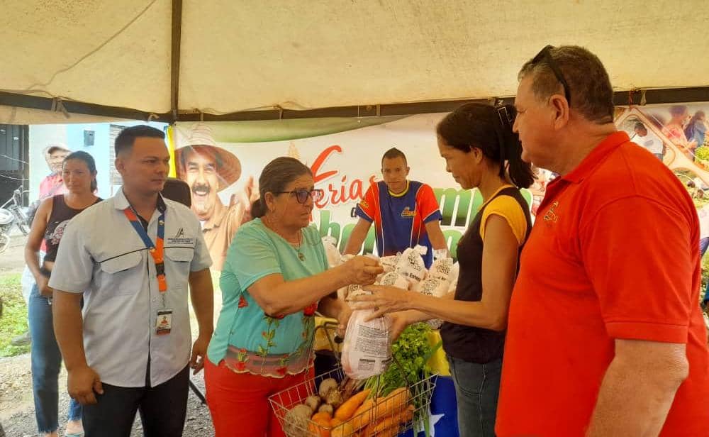 comunicaclapbns's tweet photo. Un total de 16 mil 761 familias de los municipios Alberto Arvelo Torrealba, Rojas, Sosa y la capital del estado Barinas fueron atendidas con la entrega de 53 toneladas de proteína animal, como parte de las políticas de protección social que fomenta el Presidente Nicolás Maduro. https://t.co/0s2LeBBqtB