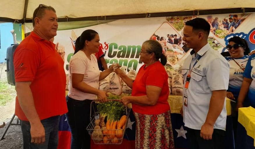 comunicaclapbns's tweet photo. Un total de 16 mil 761 familias de los municipios Alberto Arvelo Torrealba, Rojas, Sosa y la capital del estado Barinas fueron atendidas con la entrega de 53 toneladas de proteína animal, como parte de las políticas de protección social que fomenta el Presidente Nicolás Maduro. https://t.co/0s2LeBBqtB