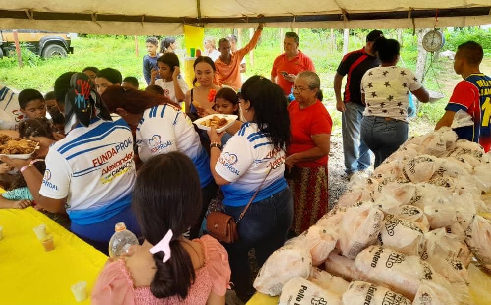 comunicaclapbns's tweet photo. Un total de 16 mil 761 familias de los municipios Alberto Arvelo Torrealba, Rojas, Sosa y la capital del estado Barinas fueron atendidas con la entrega de 53 toneladas de proteína animal, como parte de las políticas de protección social que fomenta el Presidente Nicolás Maduro. https://t.co/0s2LeBBqtB
