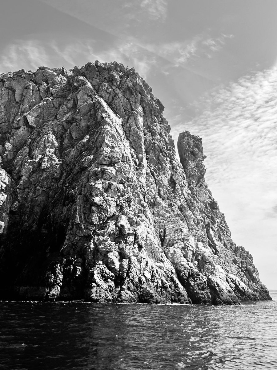 Genevieve_Hery's tweet photo. Ma terre est de granit
Mon souffle marin
Et ma mer d’iroise. 
#MaBro #PenHir https://t.co/W32z8bj7XM