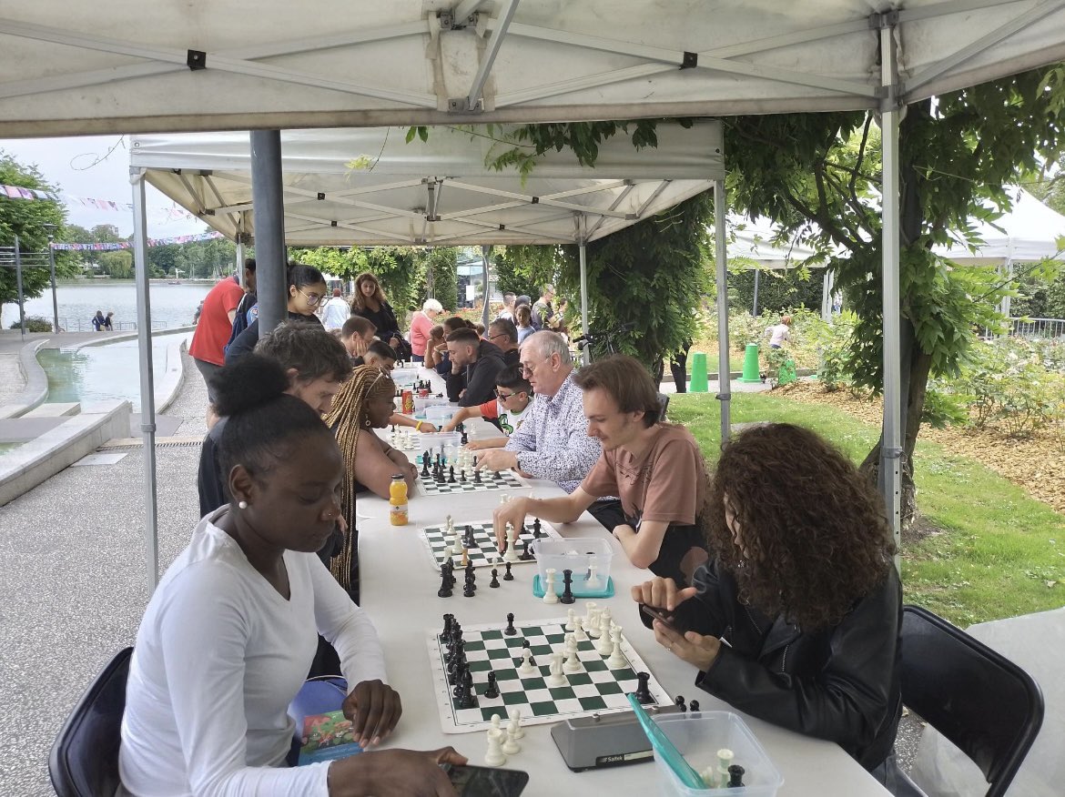 Jardin des Roses - <a href="/EnghienlesBains/">Enghien-les-Bains</a> - Festiv Été 2024 - Dim. 21/07 de 14h à 18h - Jeunes &amp; moins jeunes, venez jouer aux #Échecs - Des médailles à la clé si vous battez nos animateurs - Lien de l’événement pour + de détails: facebook.com/events/s/festi… <a href="/ffechecs/">Fédération Française des Échecs</a> <a href="/IDFechecs/">Ligue Île-de-France Échecs ♟️</a> <a href="/valdoise/">Département du Val d'Oise</a>