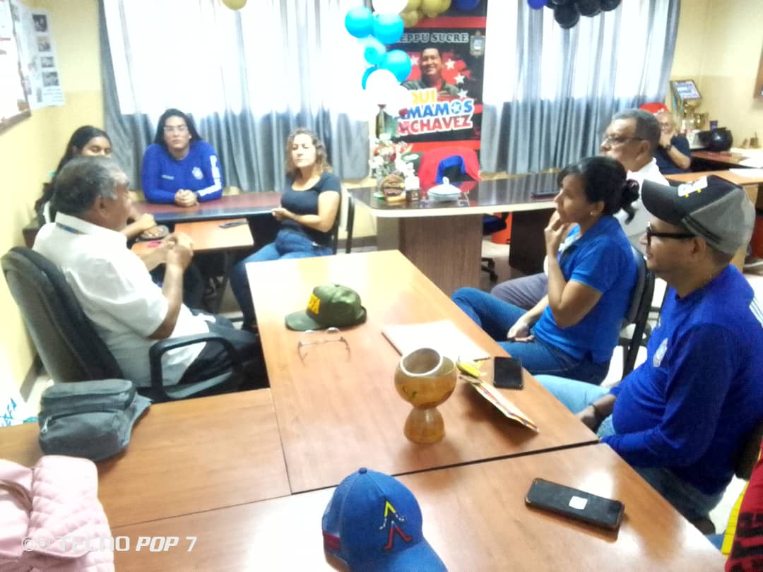 Siguiendo las directrices del M/G @nicodemo_ricardo, Rector de la UNEFA, y en trabajo mancomunado con el Vicerrectorado Regional, Desde nuestro @gcnucleosucre, se llevó a cabo una reunión con el personal adscrito al Núcleo Sucre, a cargo del MSc.Arturo Lugo, Decano.