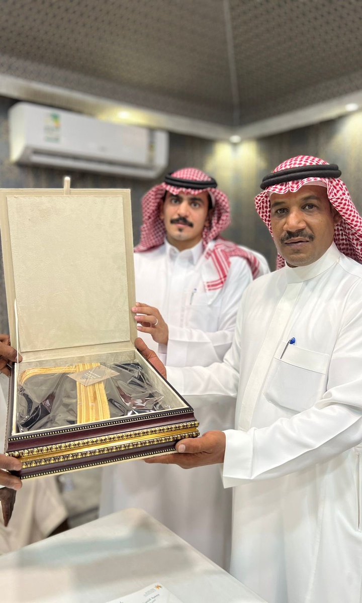 لفتة كريمه 
أقام أهالي #خضيراء 
احتفاء برئيس المركز 
الاستاذ
 #فوزان_عبدالله _الفوزان 
المعين حديثاً
وتكريماً لرئيس المركز
المكلف الاستاذ #عقلاء_فهد_العقلاء
على جهودة الجبارة والمخلصة والمثمرة طيلة فترة تكليفة رئيساً لمركز #خضيراء 
والذي انتهت مدة تكليفه ويستحق منا الشكر والتقدير