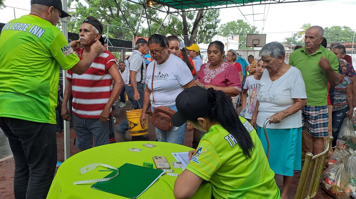 comunicaclapbns's tweet photo. Fueron beneficiados 544 adultos mayores de 32 círculos que conforman la parroquia Barinas, en una jornada de distribución de combos especiales, tal como lo indica nuestro presidente Nicolás Maduro.
#SoyComunicadorclap #ClapConscienciaYVictoria #Barinas #CLAP 📦 https://t.co/24fIsTe1jn
