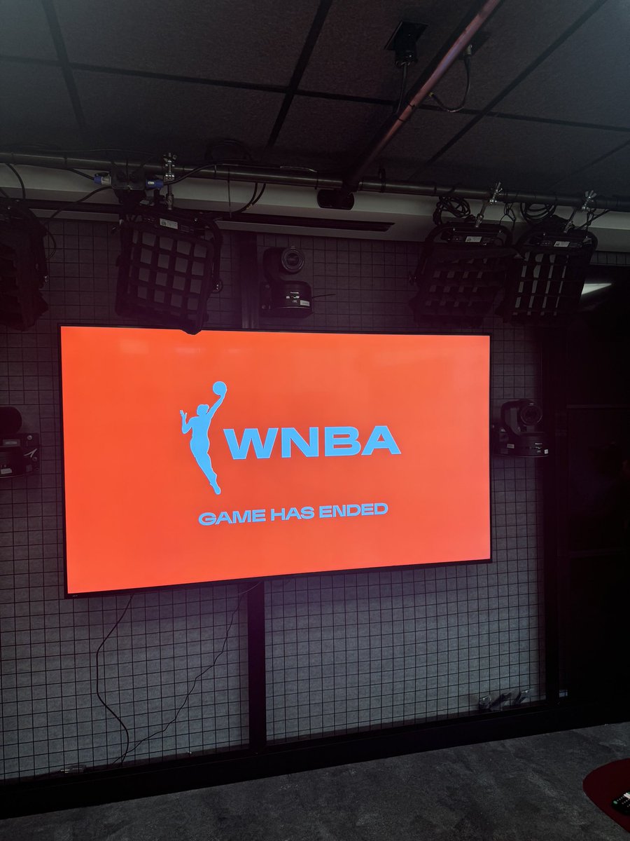 Jerrythekid21's tweet photo. My favorite part of a WNBA game. https://t.co/hnJNwfNjbF