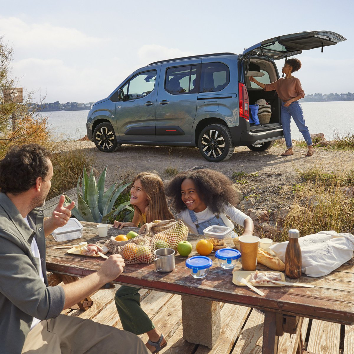 CitroenUK's tweet photo. Dynamic new design✅​
10” Touchscreen✅ ​
Citroën Advanced Comfort® Seats✅ ​
Up to 27 storage compartments✅ 
​Spacious interior✅
Up to 7 seats ✅ ​

New ë-Berlingo is fully equipped, with room for the whole family🙌⚡

#eBerlingo #Citroen #Berlingo #NeweBerlingo https://t.co/uDPHxYbRP2