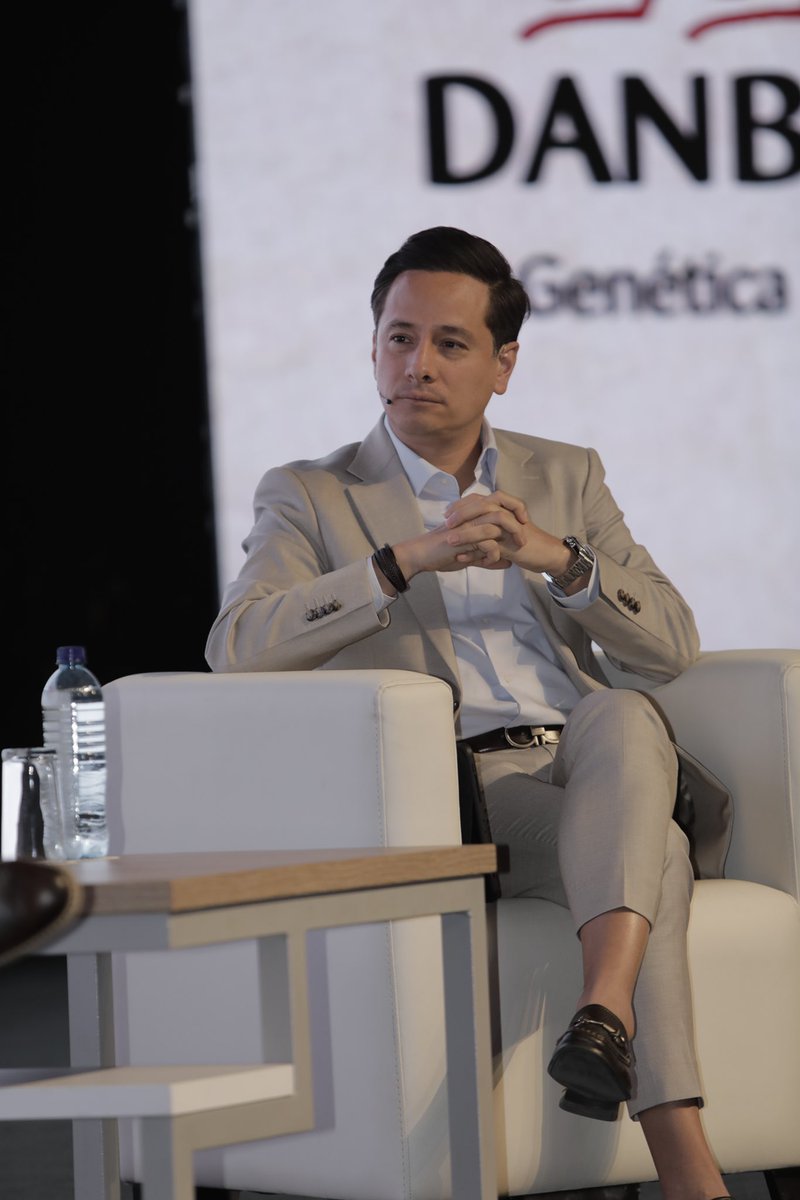 Porkcolombia_'s tweet photo. Hoy se dio inicio al evento más importante de la porcicultura en Colombia y Latinoamérica. Nuestro presidente ejecutivo, Jeffrey Fajardo, instaló el 21º Congreso Internacional #Porkaméricas 2024. Edición enfocada en la sostenibilidad, el conocimiento y la rueda de negocios. https://t.co/0ujPNuphuf