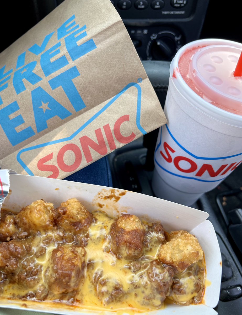 LejmanMargie's tweet photo. I finally found it!! Sonic Even made it for happy hour! A real fruit strawberry lime slush, & chili cheese tots! 🍓🍋🟩 #yum
#beingbad #Sonic https://t.co/gVWN41RptS