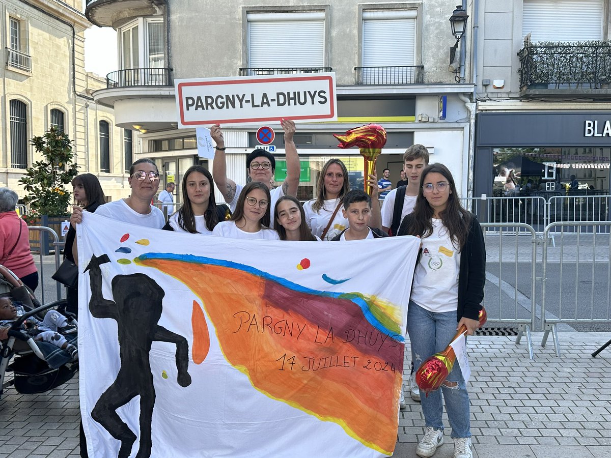 GVaude's tweet photo. 🇫🇷 Quelle magnifique journée olympique avec les jeunes de notre commune. 
🇫🇷 Ces instants de bonheur collectif nous apportent un vrai réconfort en ces temps difficiles.
@chateau_thierry @jeuxolympiques @Prefet02 https://t.co/rQ3e6pQQH0