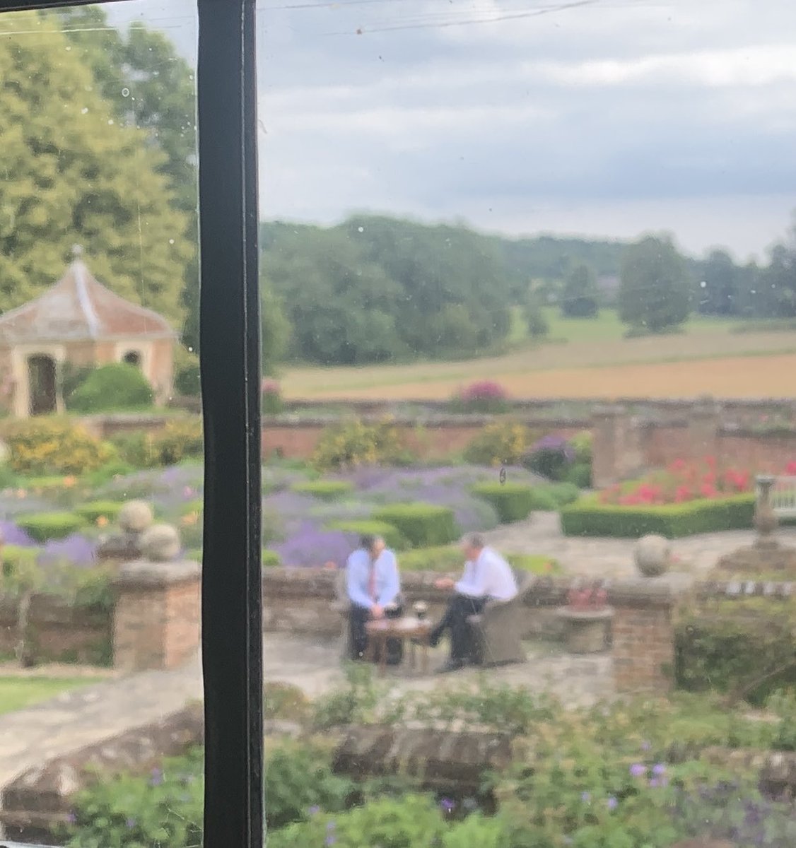 Through a glass lightly. Taoiseach ⁦<a href="/SimonHarrisTD/">Simon Harris TD</a>⁩ is the first guest of ⁦<a href="/Keir_Starmer/">Keir Starmer</a>⁩ at Chequers and they enjoy a pint together in the garden before dinner.
