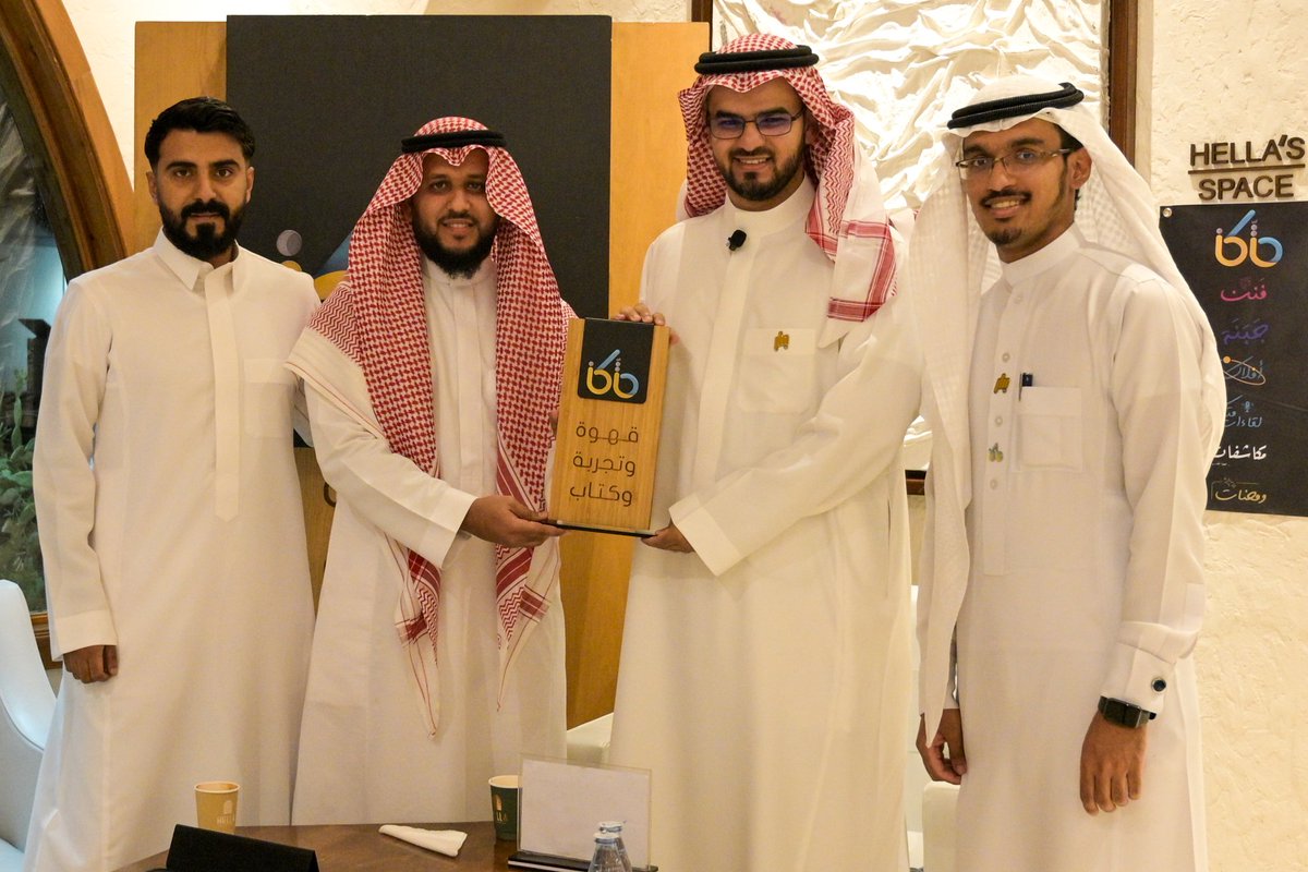 في لقاء كان الحديث فيه عن الشِّعر، انقضت رحلة ممتعة، مع إبداع الكلمة وإلهام الحكاية بين دفتيّ شاعر وقصيدة ..
شكراً للشاعر والأستاذ عبدالله العنزي على هذا الحضور الجميل 
#لقاءات_متكأ