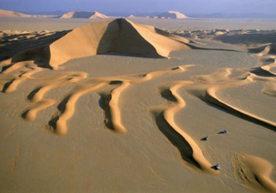 mfqm14021's tweet photo. #تراثنا 
أحب الجنوب وحبها ثابت ما زال
حبيبه وحتى رملها عندنا غالي

هواها طبيعي عندي إنه يزيد الحال
إلى جاء هواها من جهة ربعها الخالي

معه ريح نوار الزهر غاديٍ أشكال
كما ريح دهن العود يطرب له البالِ

سقاها سحابٍ فيه ديمٍ ��فيه خيال
ويا الله عساه يعوضها عقب الإمحالِ

[عيدان بن راجس] https://t.co/CPsAJEpKfb