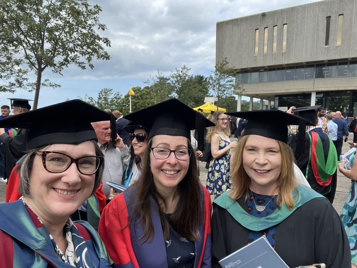 🎓#Llongyfarchiadau gwresog i’n cyfieithwyr ar ddiwrnod #Graddio2024 a phob hwyl i’r dyfodol! #cyfieithu #tystysgrif #diploma #MA 🎓