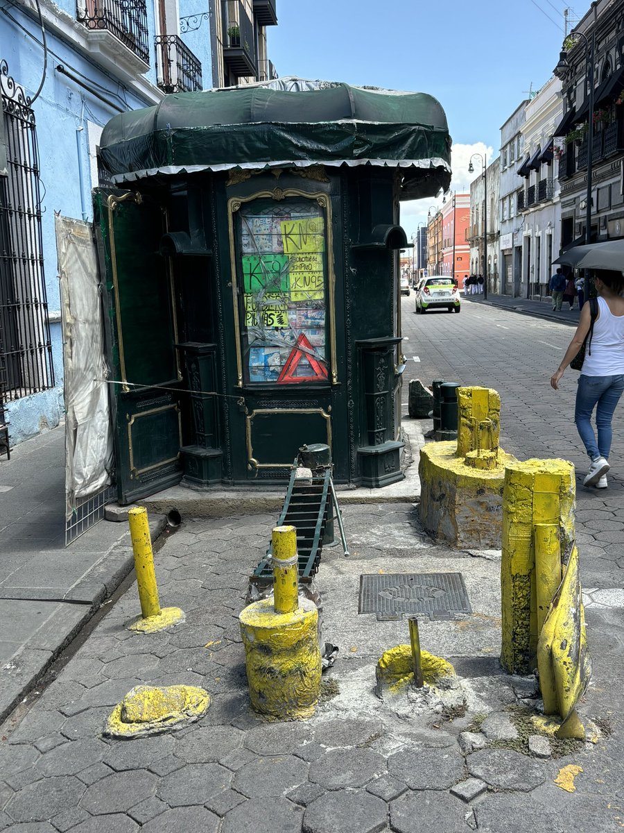 escajos's tweet photo. Este horror en pleno centro de la ciudad, zona de monumentos, Patrimonio de la blablabla lleva años y por más que intento no puedo entender cómo permitimos que sucedan cosas así en Puebla. https://t.co/4LLYF0bLKZ