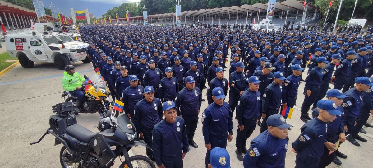 Estamos para proteger y servir al pueblo #VenezuelaSegura
<a href="/NicolasMaduro/">Nicolás Maduro</a> 
<a href="/CeballosIchaso1/">@FuerzaDinamica Remigio Ceballos Ichaso</a>