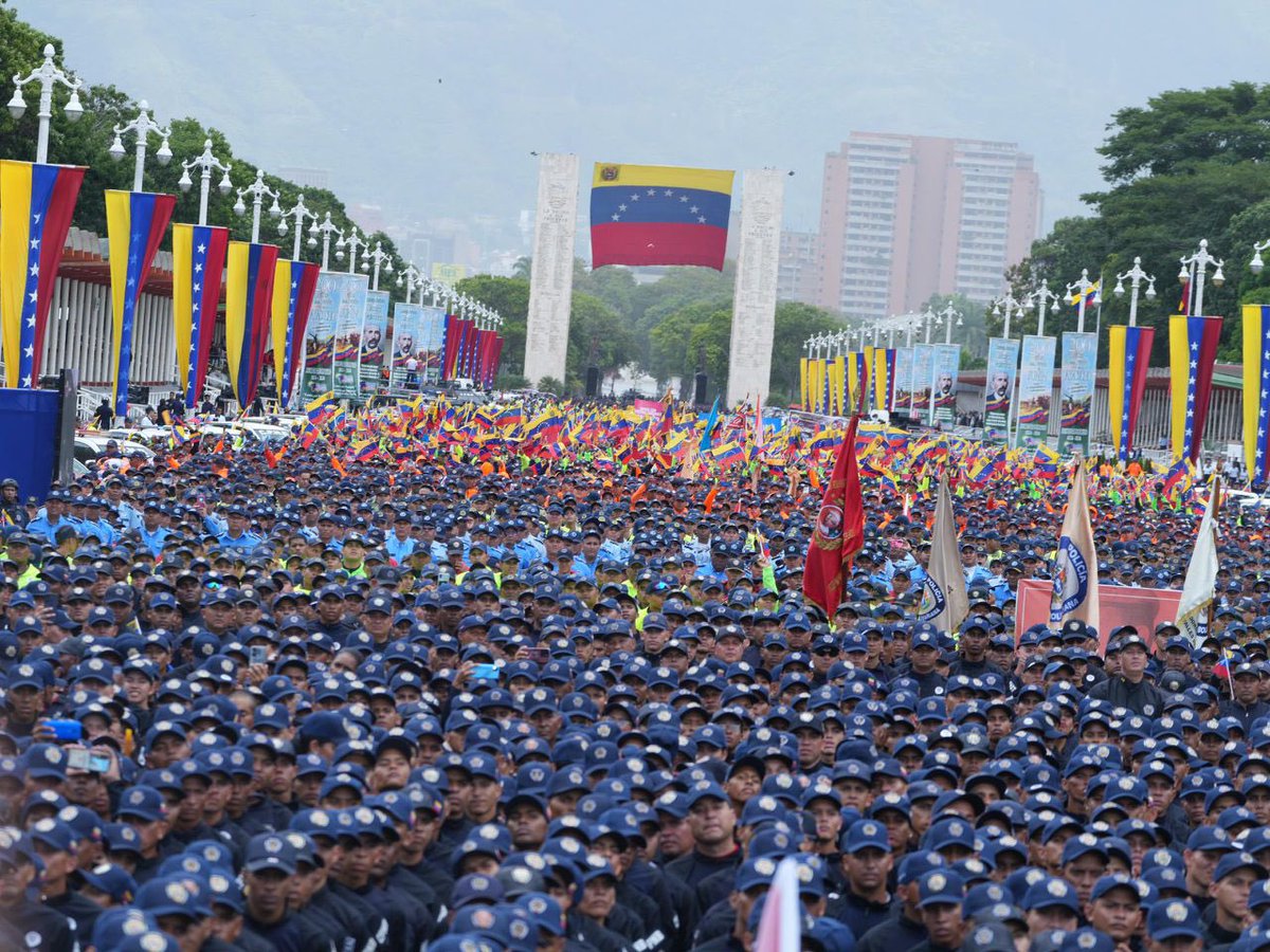 Más de 143 mil funcionarios formados en el nuevo y moderno modelo policial aseguran una #VenezuelaSegura 
<a href="/NicolasMaduro/">Nicolás Maduro</a> 
<a href="/CeballosIchaso1/">@FuerzaDinamica Remigio Ceballos Ichaso</a>