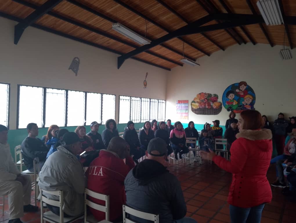 📍El Huracán Comunero se desplegó en el Páramo Merideño, una extraordinaria asamblea con comuneros y comuneras de la Comuna Páramo en Revolución en el Municipio Cardenal Quintero.Mucho entusiasmo y a echar palante convocando a todo el movimiento comunal para este 28 de Julio.