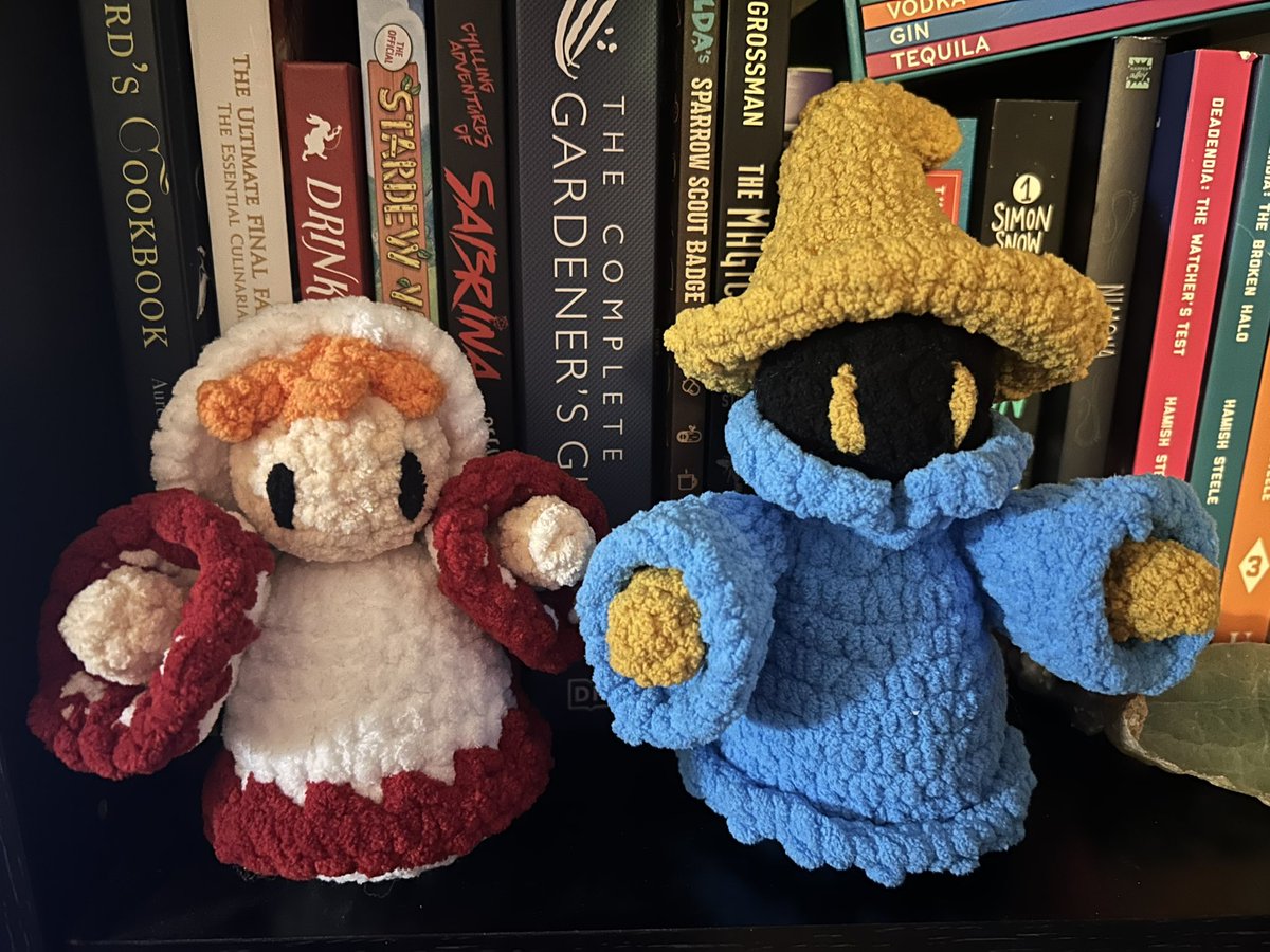 xochisbizarre's tweet photo. Some white mage and black mage plushies I made for my craft shop! Just wanted to share them here :)
#ffxiv #FinalFantasy 
Pattern by janageek
https://t.co/9eFJu6OLSf https://t.co/dqn0BxF1Gj