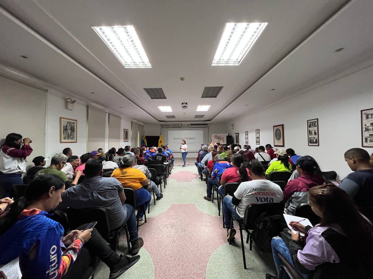 GabyComunas tweet media