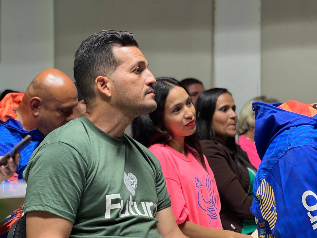 GabyComunas tweet media