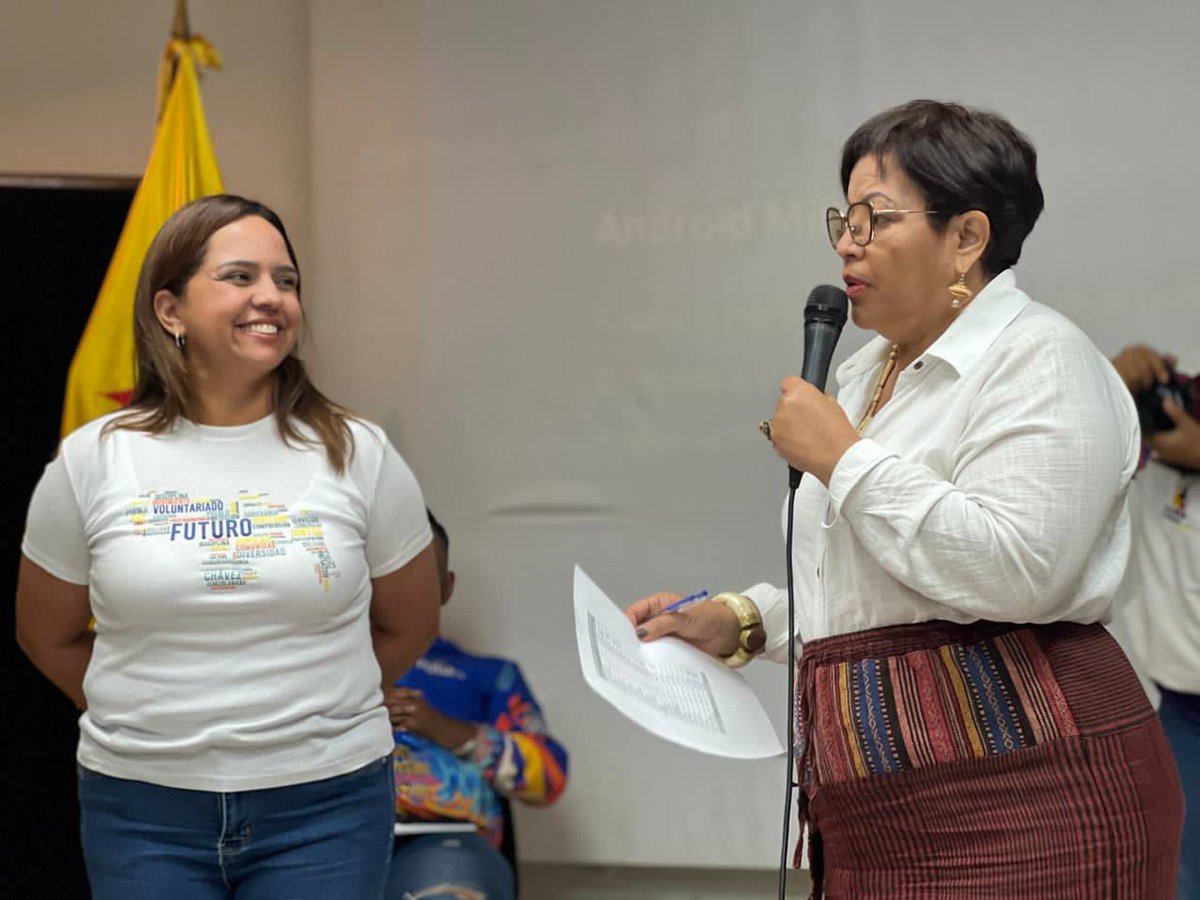 GabyComunas tweet media