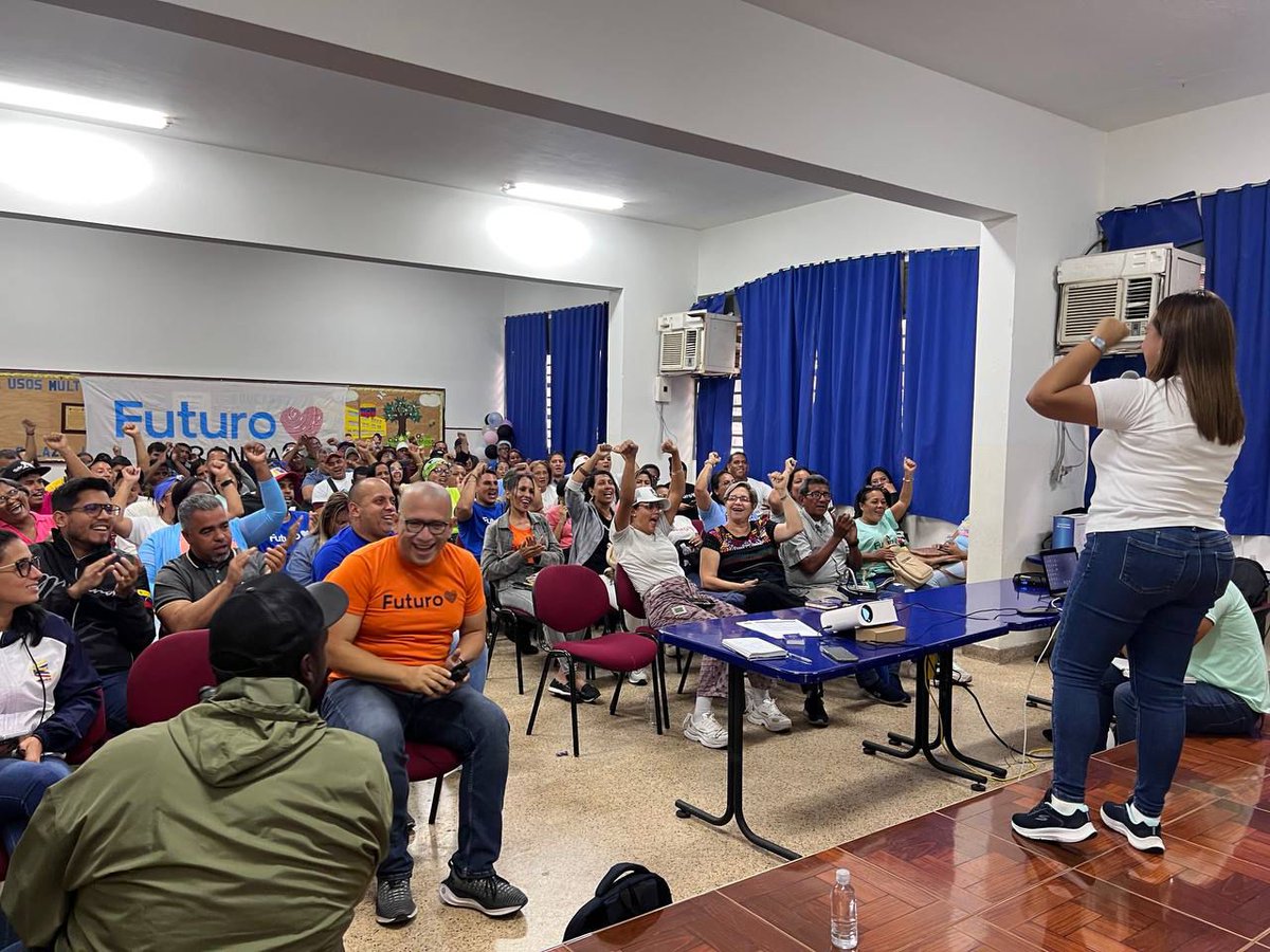 GabyComunas tweet media