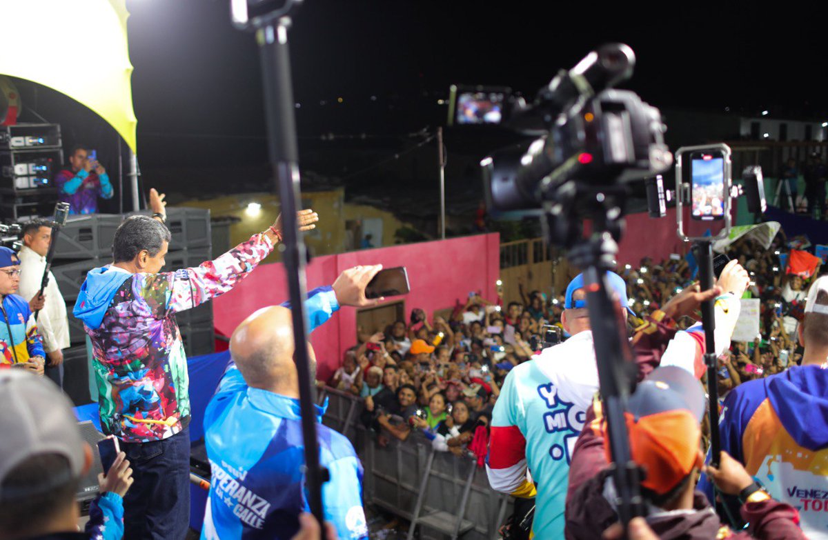 #AsíLoDijo📰| “El 1x10x7 es la garantía de la paz”, subrayó el presidente <a href="/NicolasMaduro/">Nicolás Maduro</a>, desde Barquisimeto, estado Lara, donde refirió que en esta maquinaria electoral cada quien está llamado a aportar para construir una victoria entre todos y todas.

“Este no es un asunto de