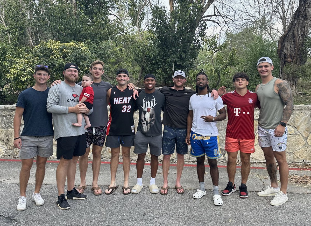CoachCav10's tweet photo. Family Dinner! Love this crew!

 #TheWord #FEBU https://t.co/ZJc2Uje1Lv