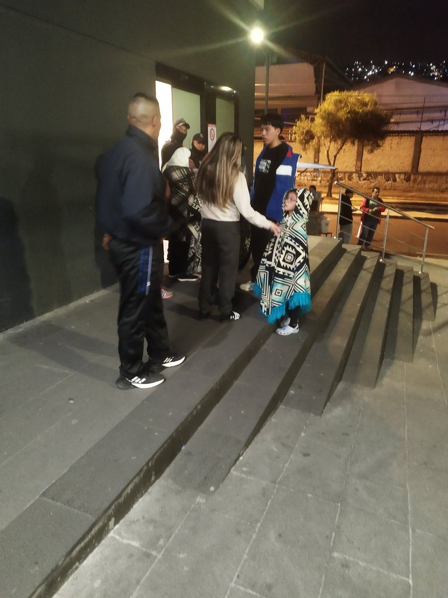 KleverHerrera's tweet photo. @IESSec @DanielNoboaOk familiares de pacientes que deben esperar varias horas para ser atendidos en emergencias, no pueden utilizar las salas de espera que están dentro del hospital #IESSQuitoSur y son obligados a esperar afuera. https://t.co/EiKXu5Ko3X