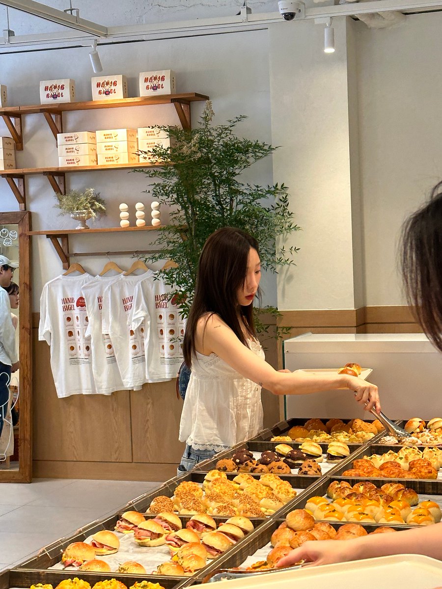 309KTYSS's tweet photo. Taeyeon was seen at Seongsu HANIB BAGEL Bakery 🥯

#태연 @TAEYEONsmtown https://t.co/DUTYMzDQ0e