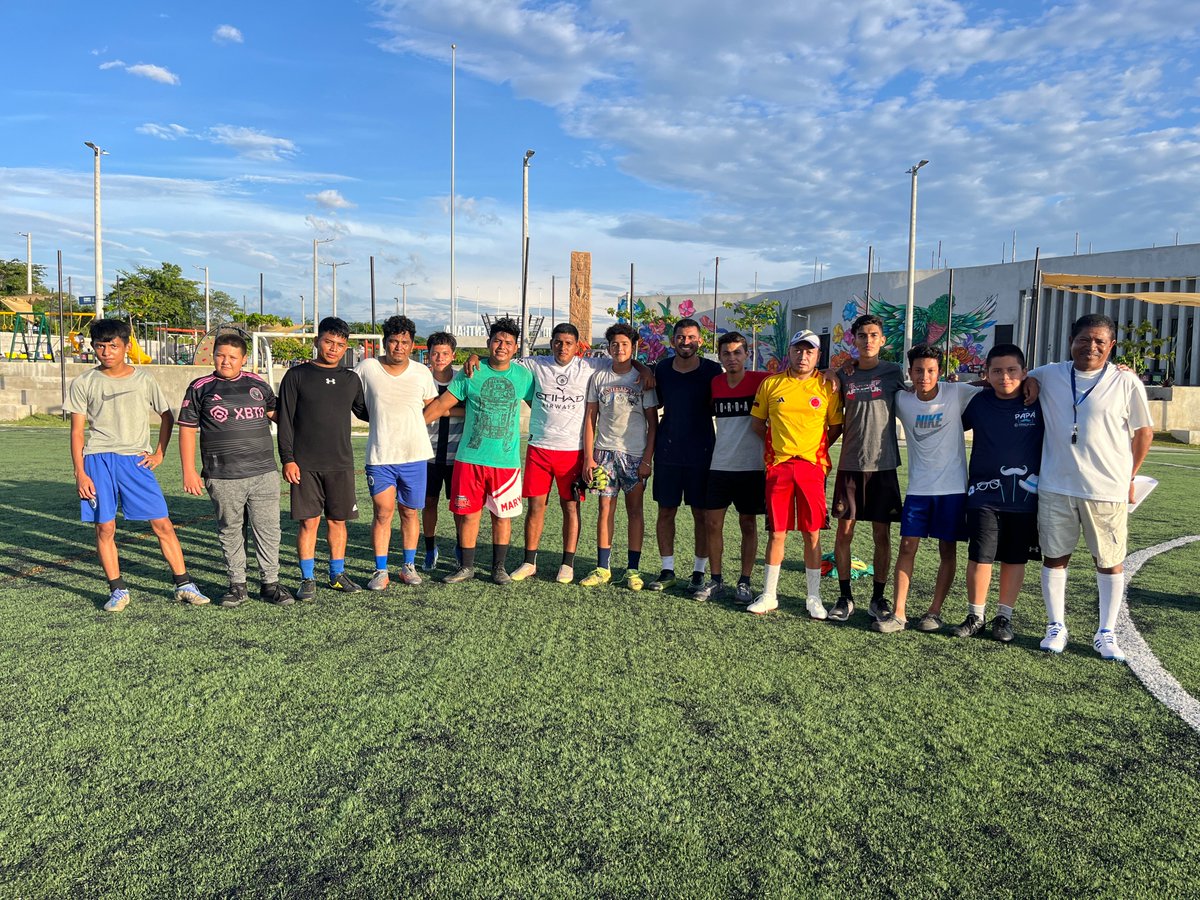 Parquekevingt's tweet photo. ¡Inscríbete a nuestra academia de fútbol! Sé parte de un equipo, que día a día mejora su agilidad y condición, mientras fortalece sus músculos⚽🙌
#GuatemalaSaleAdelante #DeporteSaleAdelante https://t.co/hFpSGazT6I